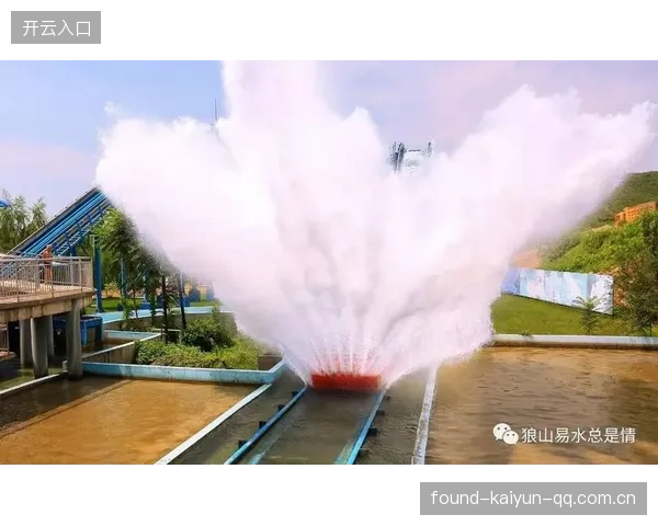 铁人三项赛场上的孤勇：一人游泳溅起海啸般水花